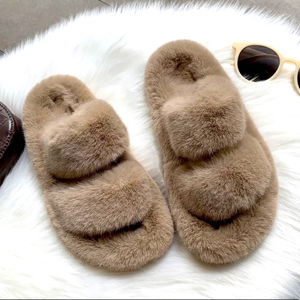 Furry slippers, never worn ! Beige